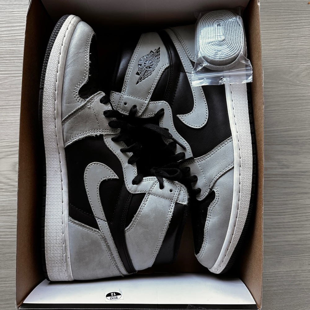 Nike Air Jordan 1 Retro High OG
Men’s Size 12